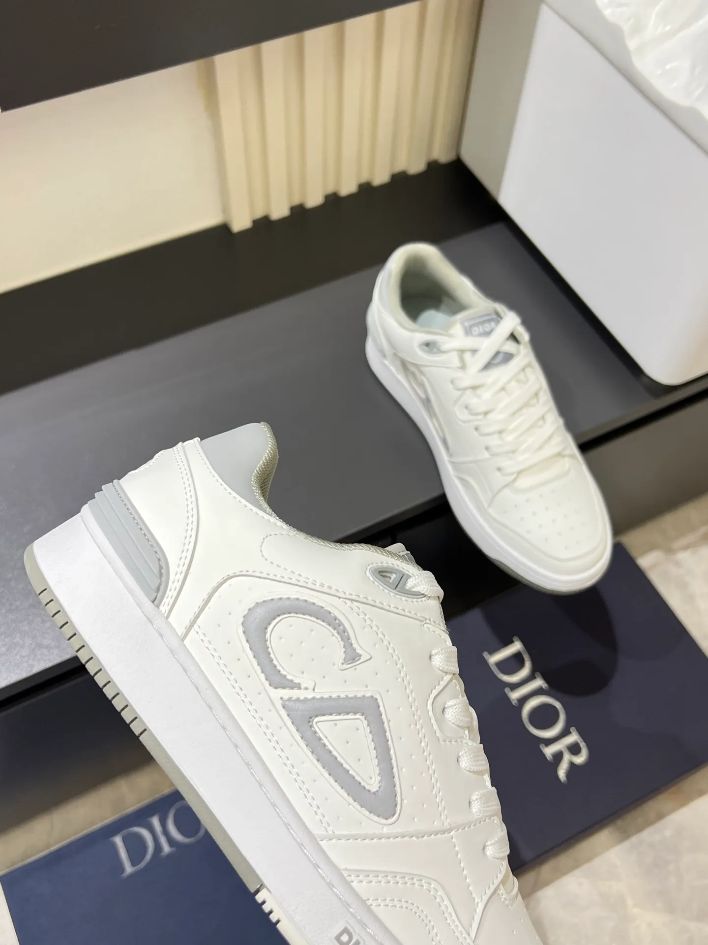 Men's shoes 💰p440 "Dio*" mid-top B27 casual sneakers. This B27 high-top sneaker is a new product in the series and continues Di*r's classic style. Crafted from gray and white smooth calf leather with beige and black Oblique print panels on the sides. The "CD Icon" shaped shoelace eyelets are clever and delicate, and the two-color rubber sole, rear collar and heel are all equipped with the brand's iconic details to enhance the style. Oblique printed straps at the ankle allow for an adjustable fit to complement the overall design. Fashionable and versatile, it can complement any look. Create an exquisite design with unique dynamic vitality and modern atmosphere, presented in low-top and high-top styles. This new must-have shoe adds a new dimension to Dior's archive heritage, embodying modern elegance. Purchase the original version and make it 1:1. If you need top quality, please come to me! Male 38-44!